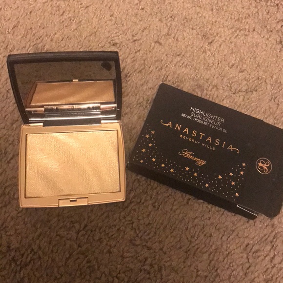 Anastasia Beverly Hills Other - Anastasia Amrezy Highlighter!!